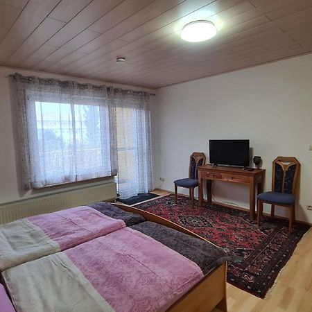 אדלסדורף Gemuetliche 120 Qm Ferienwohnung Mit Balkon מראה חיצוני תמונה
