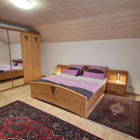 אדלסדורף Gemuetliche 120 Qm Ferienwohnung Mit Balkon מראה חיצוני תמונה