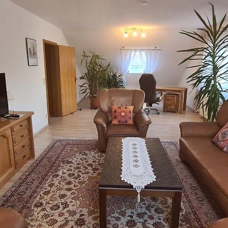 אדלסדורף Gemuetliche 120 Qm Ferienwohnung Mit Balkon מראה חיצוני תמונה