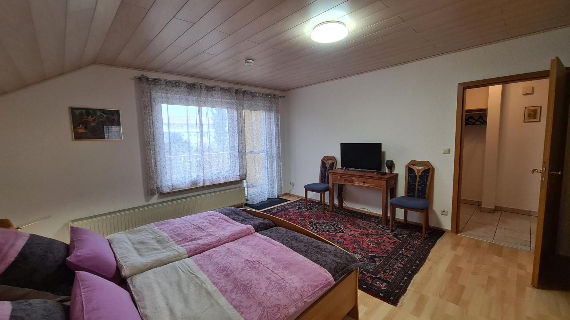 אדלסדורף Gemuetliche 120 Qm Ferienwohnung Mit Balkon מראה חיצוני תמונה