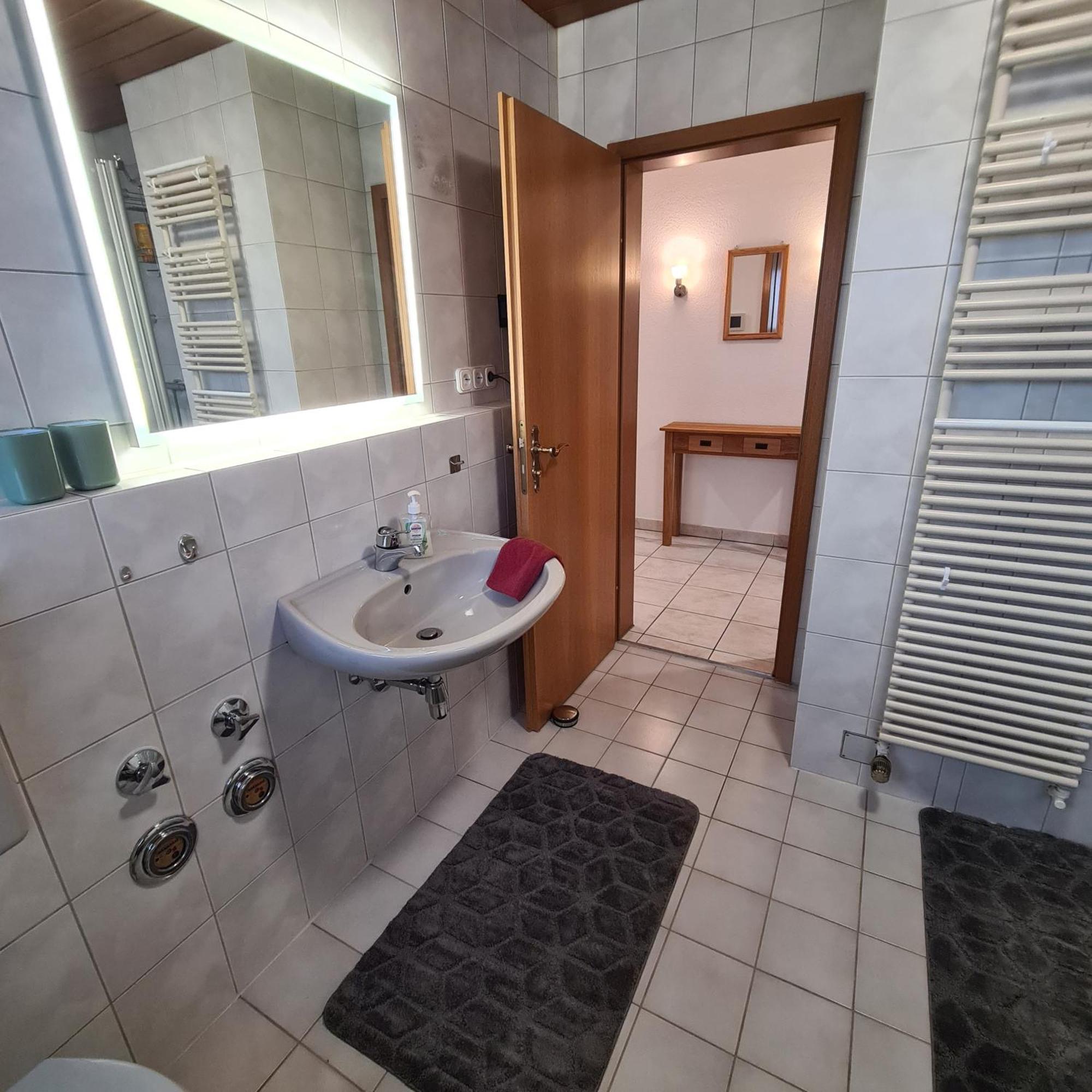 אדלסדורף Gemuetliche 120 Qm Ferienwohnung Mit Balkon מראה חיצוני תמונה