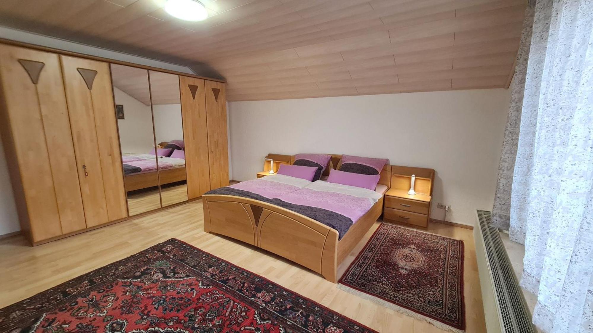 אדלסדורף Gemuetliche 120 Qm Ferienwohnung Mit Balkon מראה חיצוני תמונה