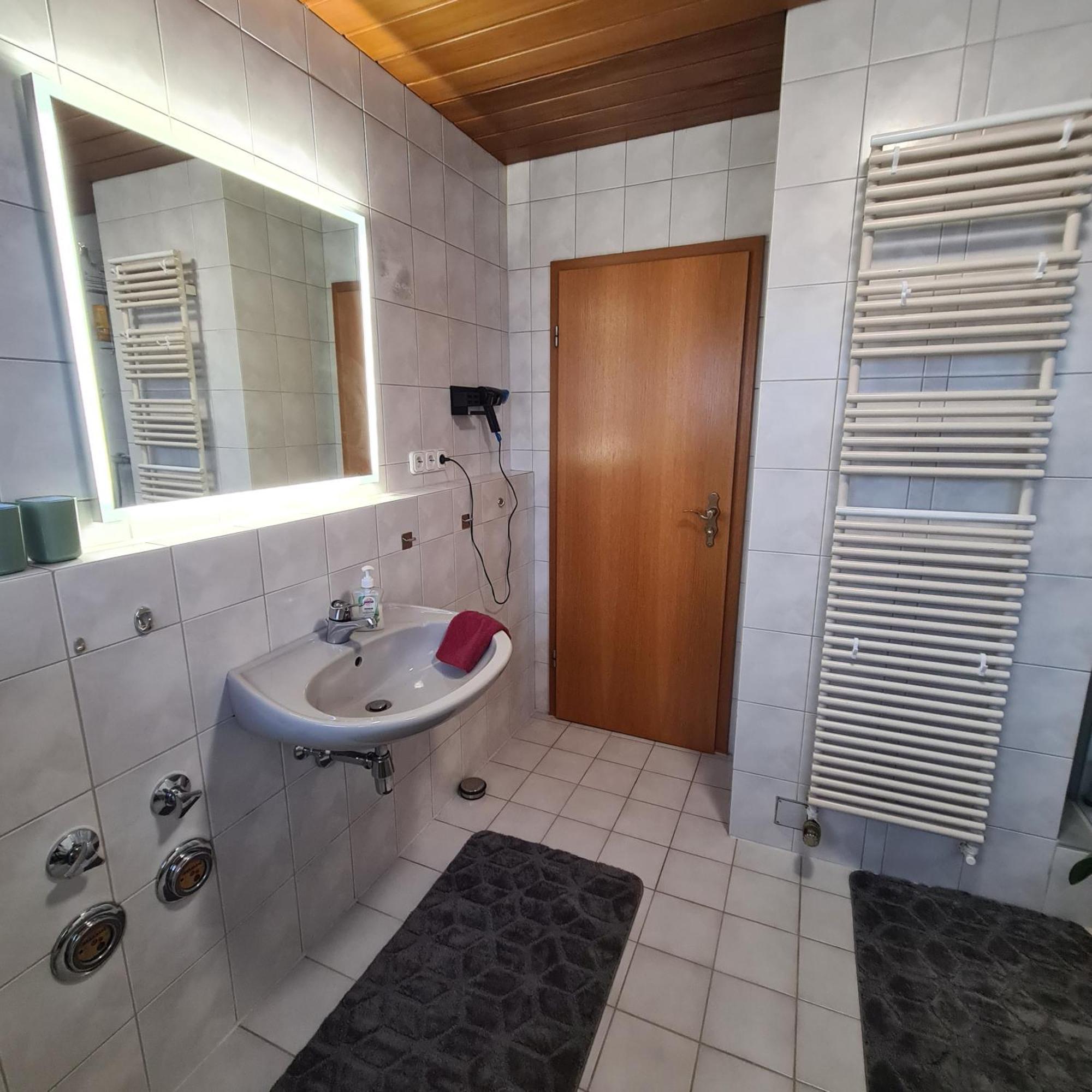 אדלסדורף Gemuetliche 120 Qm Ferienwohnung Mit Balkon מראה חיצוני תמונה