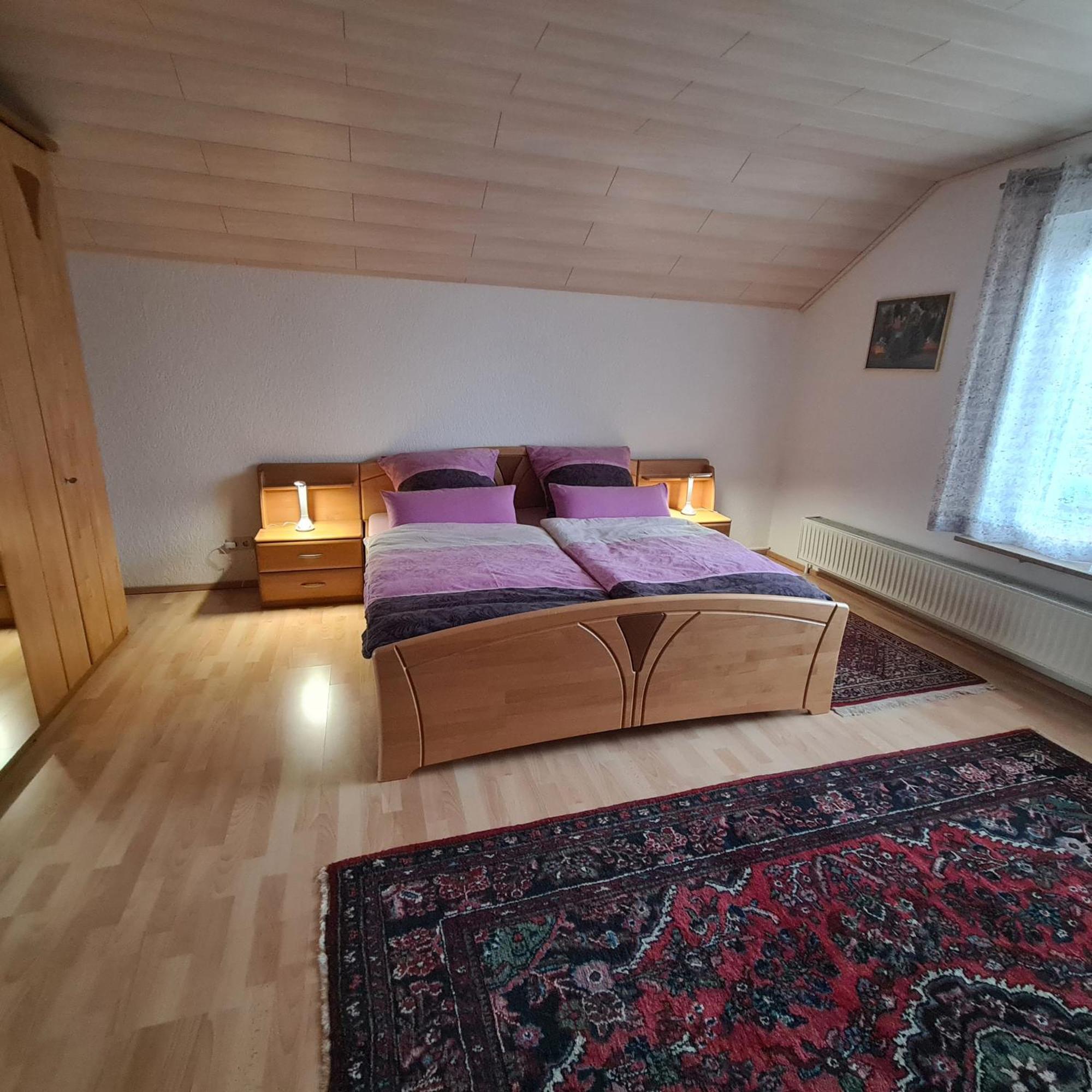 אדלסדורף Gemuetliche 120 Qm Ferienwohnung Mit Balkon מראה חיצוני תמונה